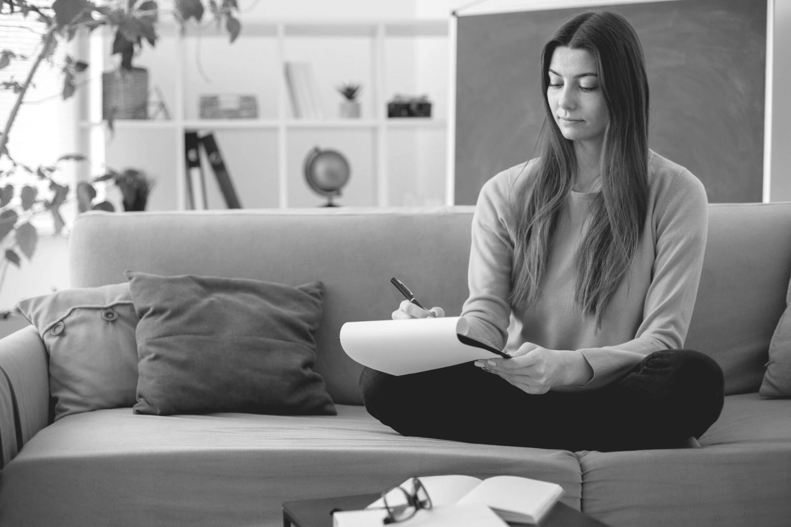 Studenten bei der Analyse von Finanzberichten und Arbeitskapital-Kennzahlen