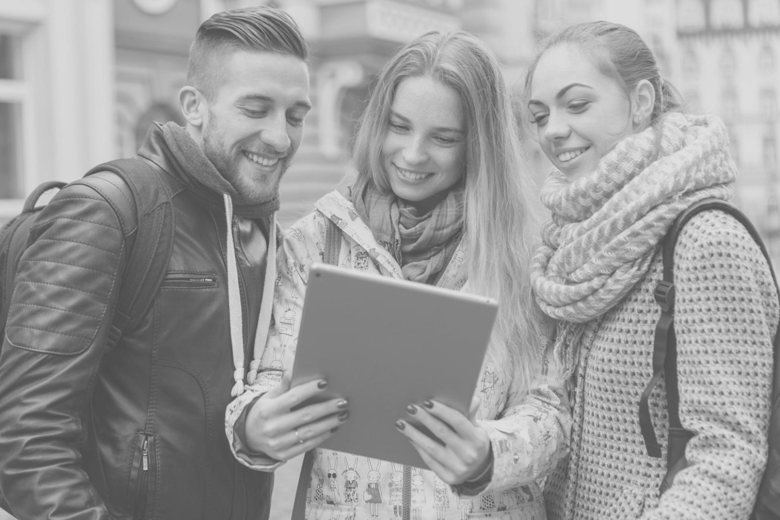 Praktische Working Capital Analyse am Arbeitsplatz mit Finanzberichten und Taschenrechner